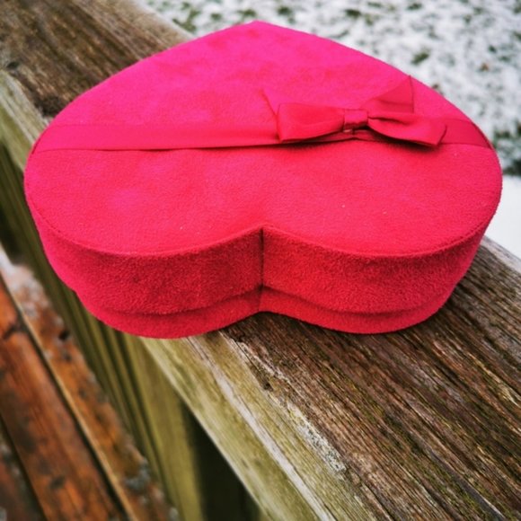 Laura Secord Heart Shaped Pink Velvet Chocolate Box with Bow - Picture 6 of 16